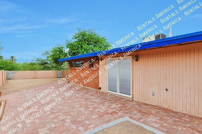 Building Photo - 7002 E Kirkland Dr