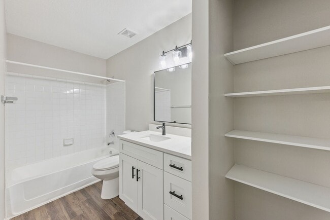 Building Photo - Newly Renovated Ground Floor Condo in Gated Altamonte Springs Community!