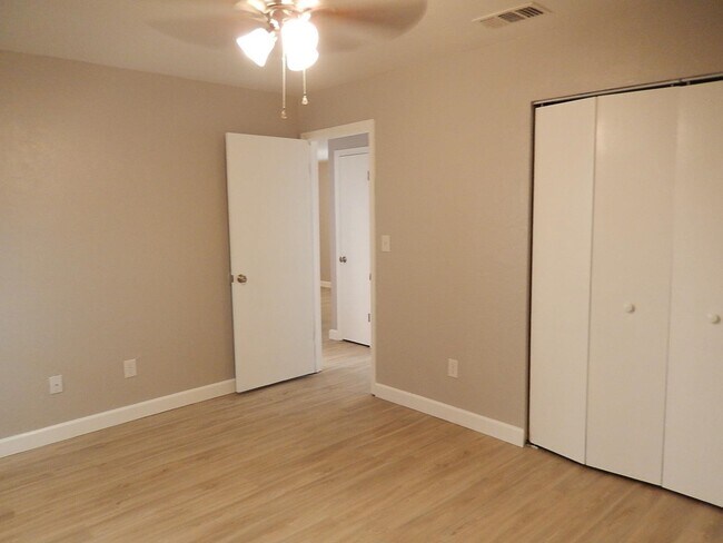 Building Photo - 520 Pasco Ct