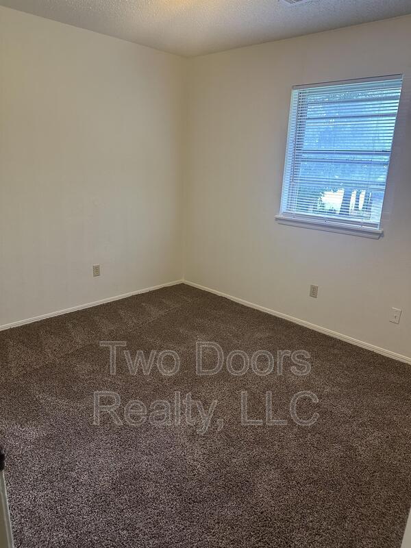 Building Photo - 2913 Gwendolyn Ln