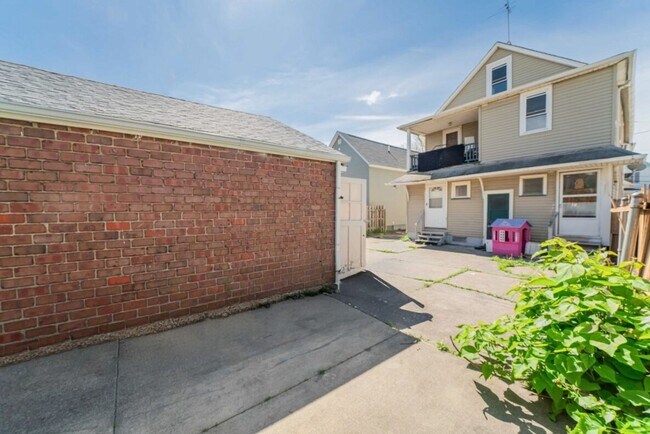 Building Photo - 3402 Roehl Ave