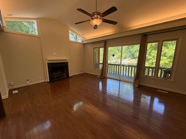 Building Photo - Large Lakefront Home Minutes from Downtown Greenville!