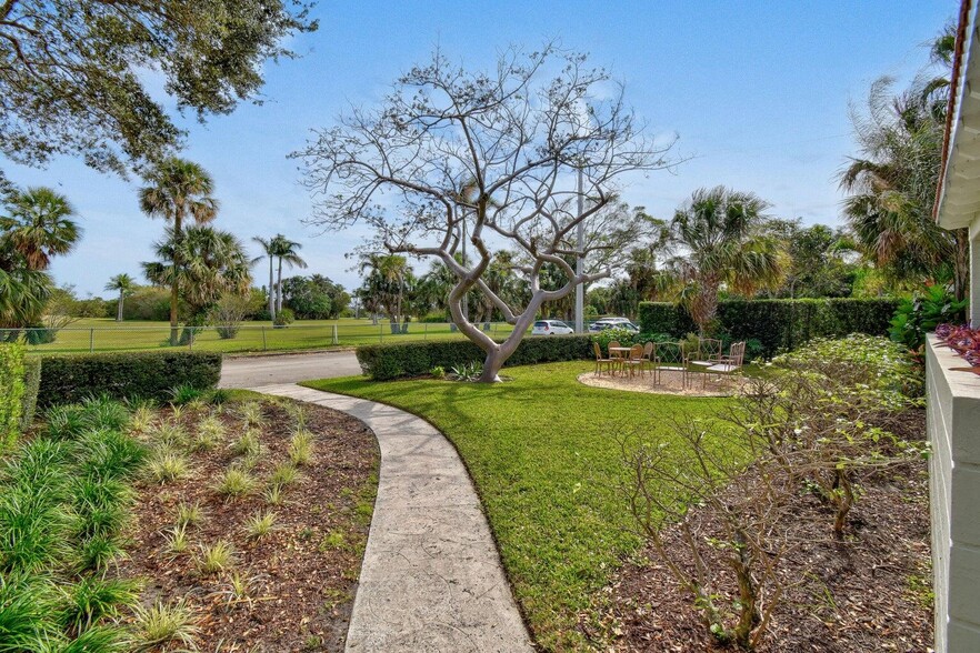 Building Photo - 1219 N Lakeside Dr