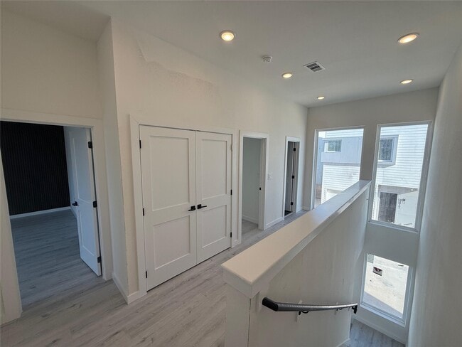 Building Photo - 2000 Riverside Farms Rd