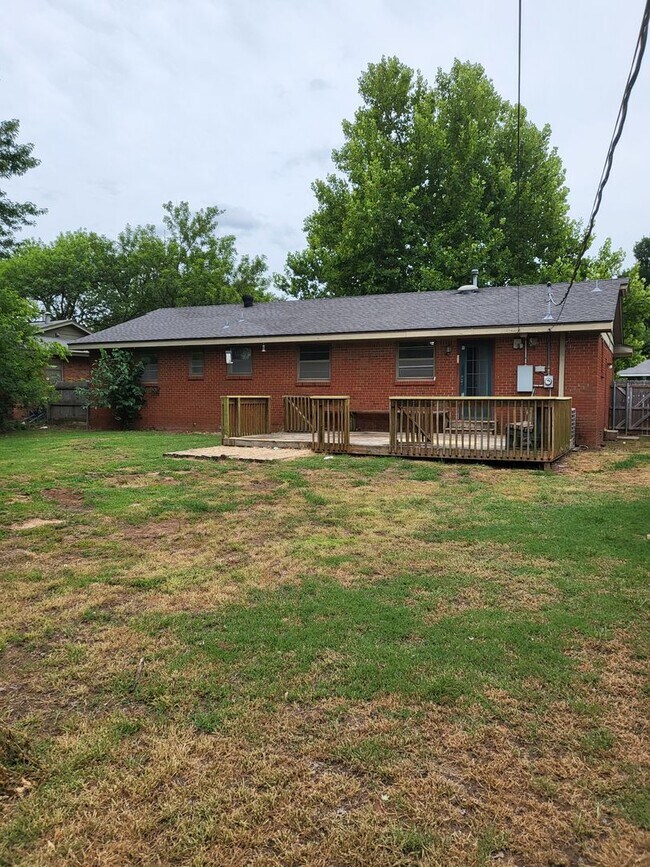 Building Photo - (3) Bed/(2) Bath in Core Norman!