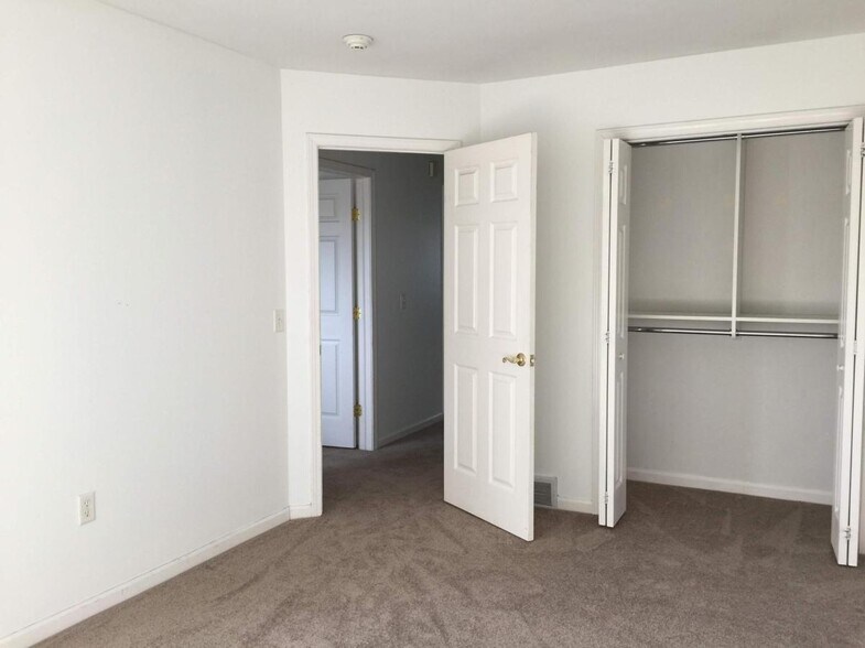 Building Photo - 100 Midlake Cir