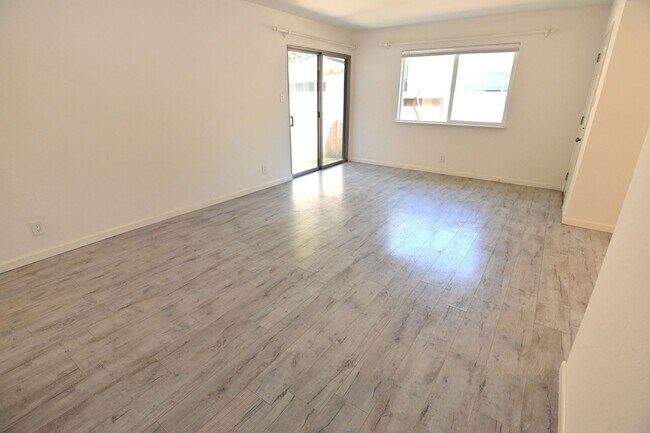 Building Photo - 1295 Flora Ave