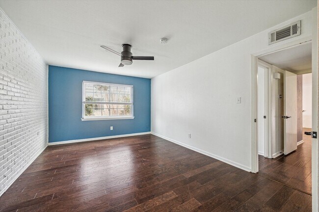 Building Photo - 2744 Briarhurst Dr