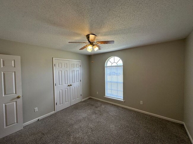 Building Photo - Bright open 3BR/2ba with bonus, 1900 sq feet!  Pets are owner's approval, fees apply.