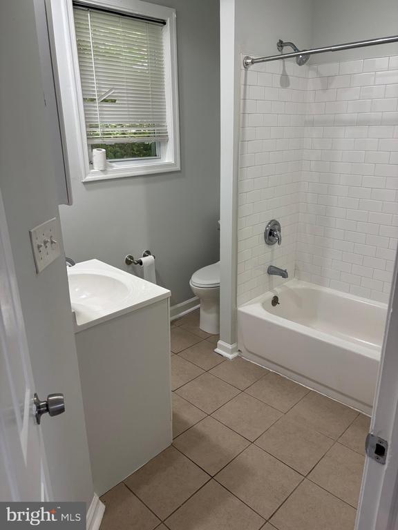 Building Photo - 708 Hartford Ct