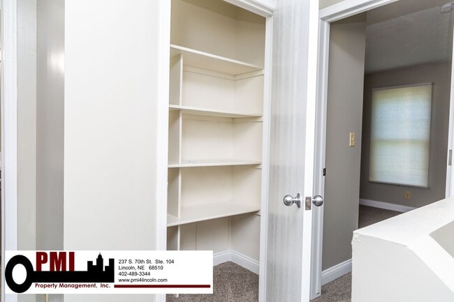 Building Photo - 3 Bedroom and 1.5 bathroom Duplex for rent