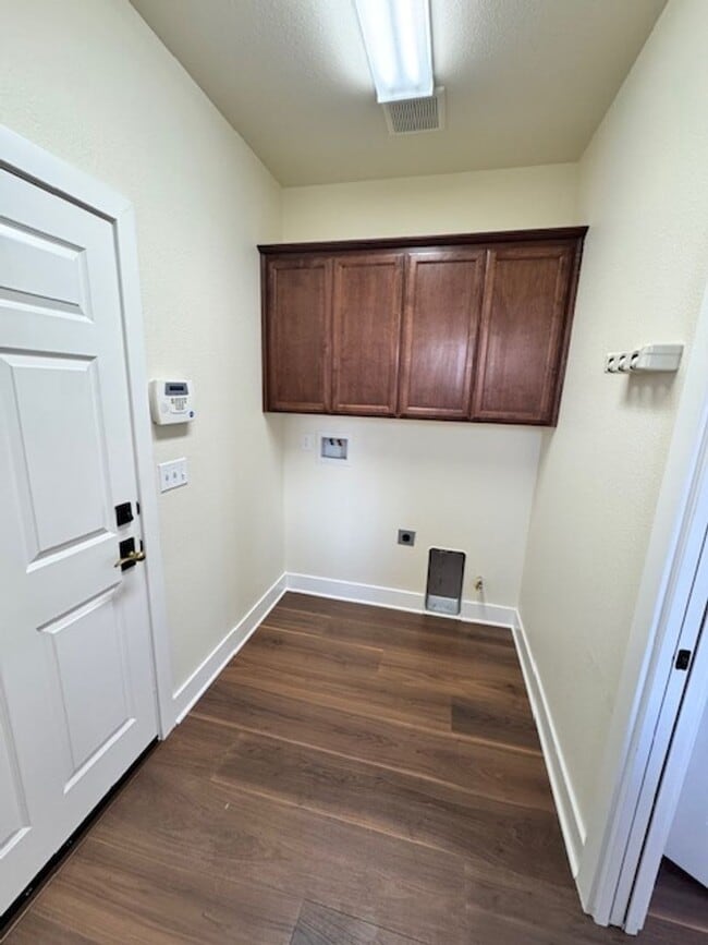 Building Photo - Upscale Modern 4 Bed | 2.5 Bath – Yard Mai...