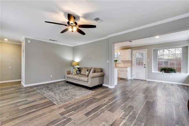 Building Photo - Charming North Austin 3x2.5