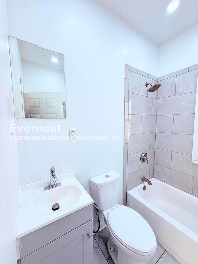 Building Photo - 2 Bed/1 Bath Home with Off-Street Parking / Vouchers Accepted / Available Now!