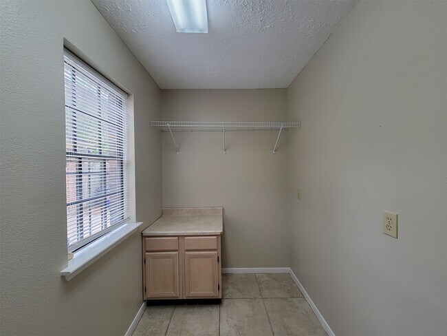 Building Photo - 17207 Meadow Heights Dr