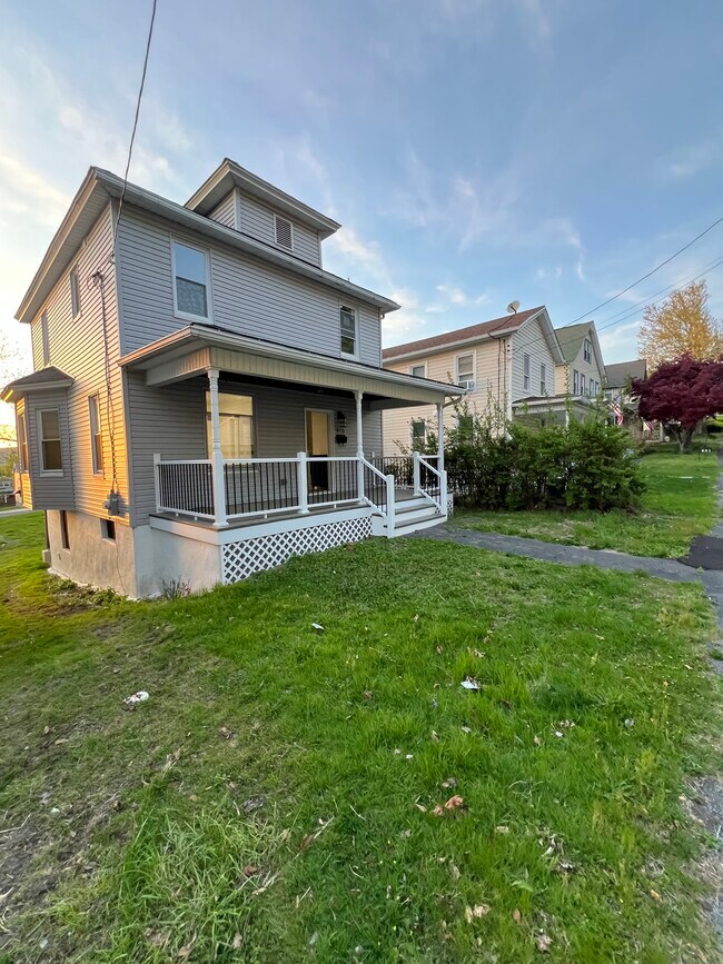 Building Photo - 815 Grove St