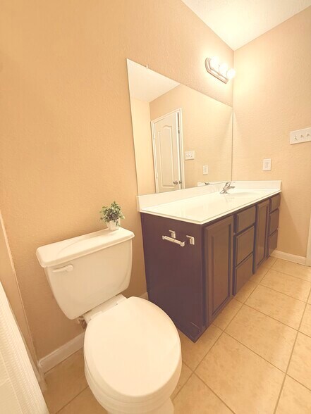 Building Photo - 16005 Summerville Lake Dr