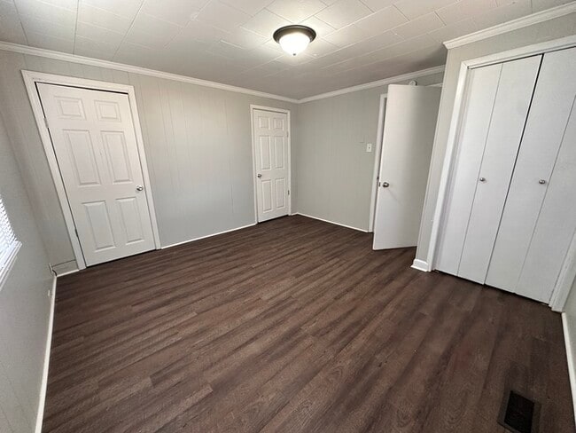 Building Photo - 402 Parker Ave