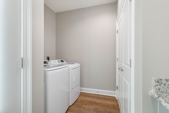 Building Photo - 518 Main St