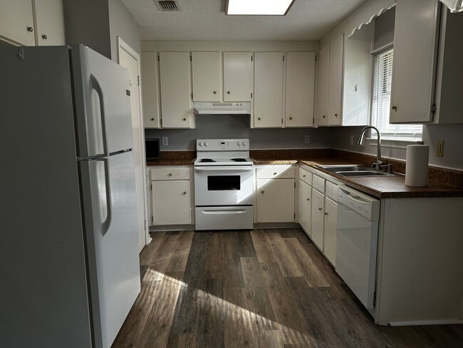 Building Photo - Country Living