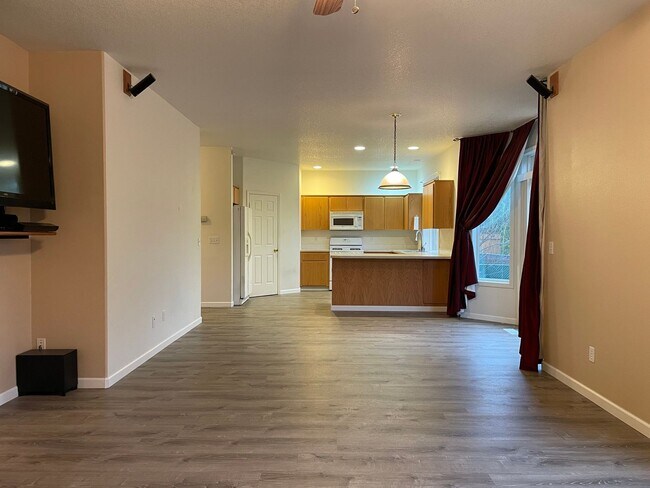 Building Photo - FANTASTIC 4 Bed 2.5 Bath Home in Salmon Cr...