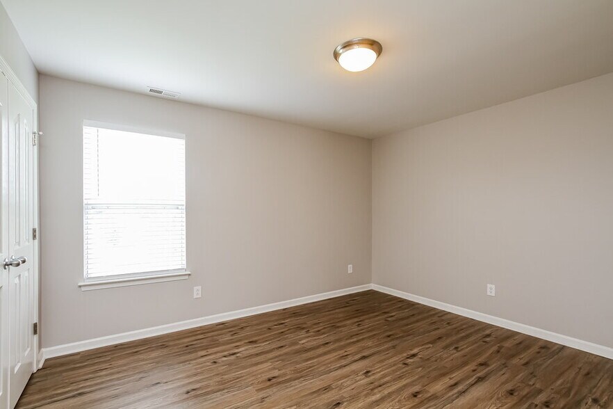 Building Photo - 255 Flanders Dr