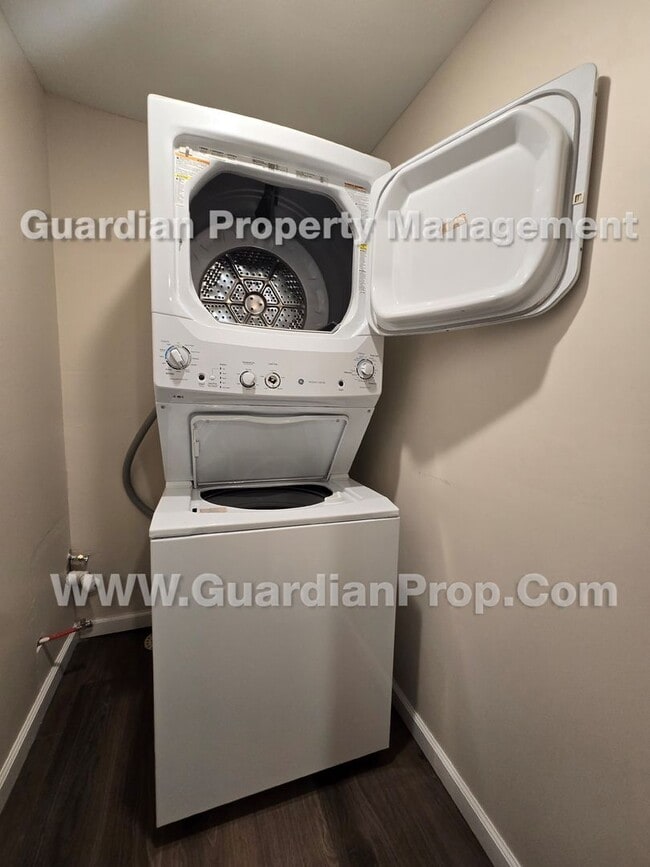 Building Photo - duplex unit available now! LVP flooring throughout, independent living areas each W/ full kitchen...