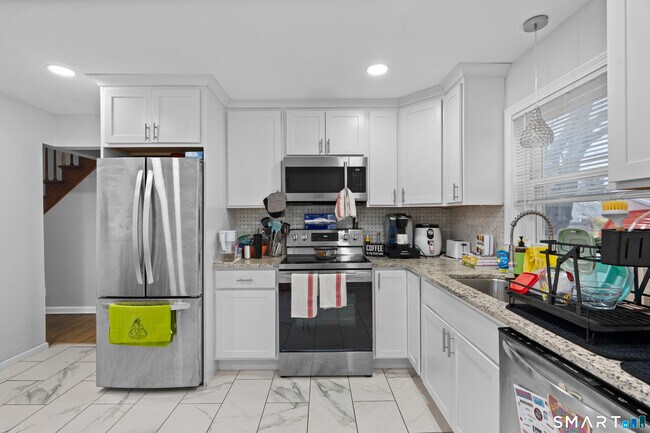 Building Photo - 5 Clover Hill Ave