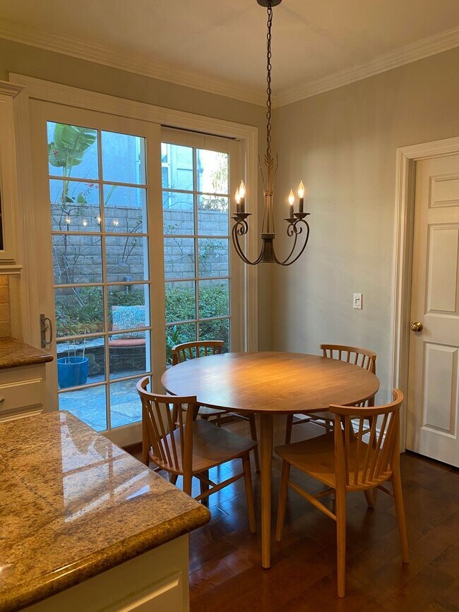 Building Photo - Private Courtyard Entry & Expansive Backyard Oasis