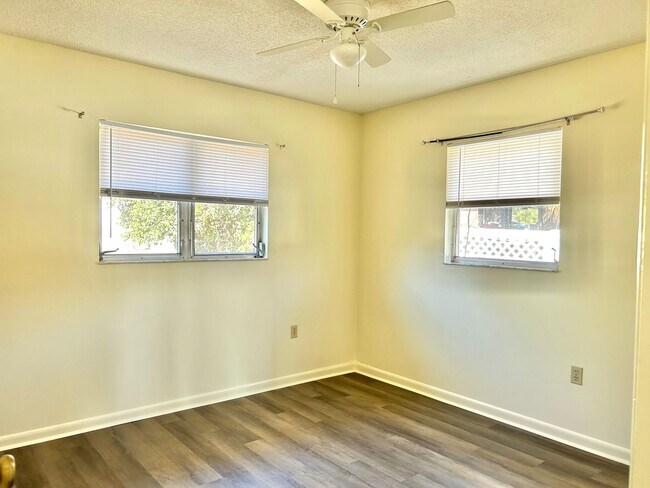 Building Photo - 3/2/2 Home in Silver Spring Shores