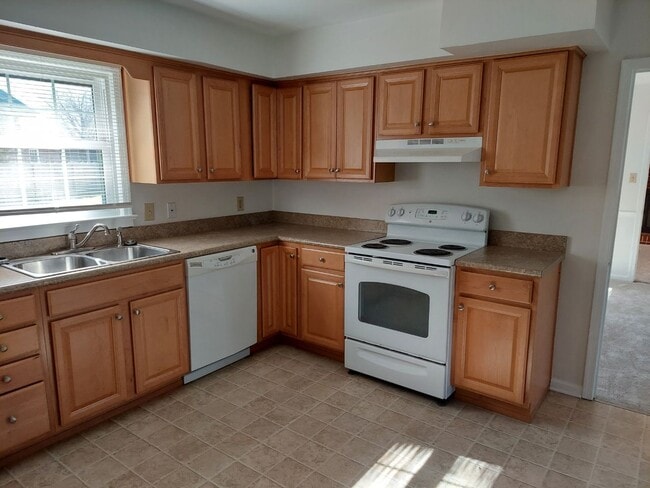 Building Photo - 5 BR 2.5 SINGLE FAMILY HOME