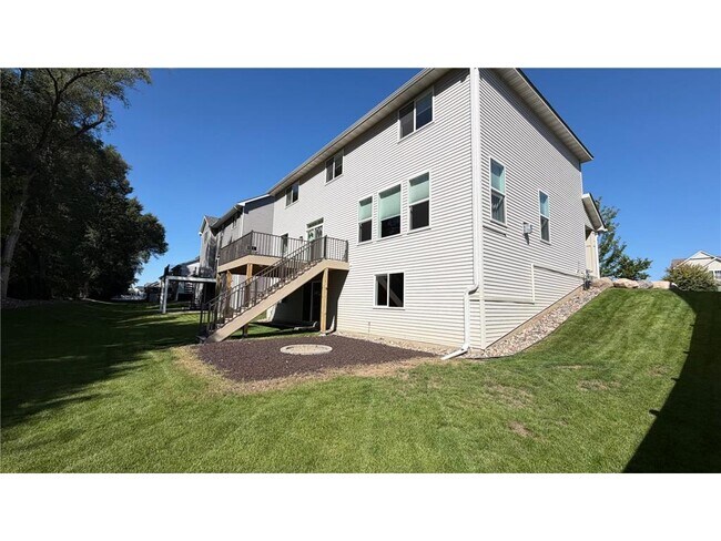 Building Photo - 5590 Upper 179th St W