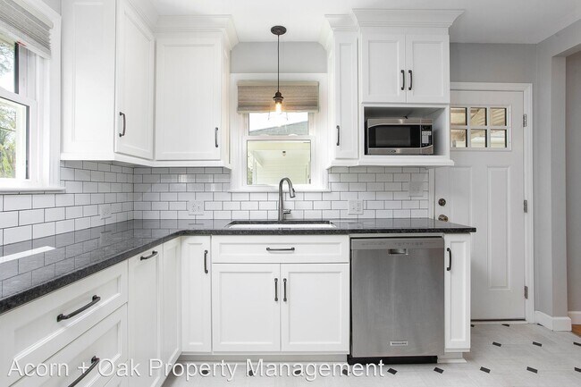 Building Photo - 2 br, 1 bath House - 1305 Sedgefield St.