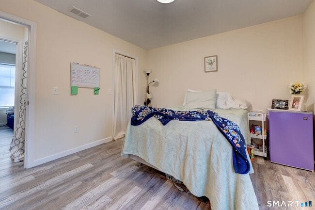 Building Photo - 15 Hillyndale Rd