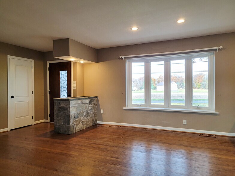 Building Photo - 502 W Newport Rd