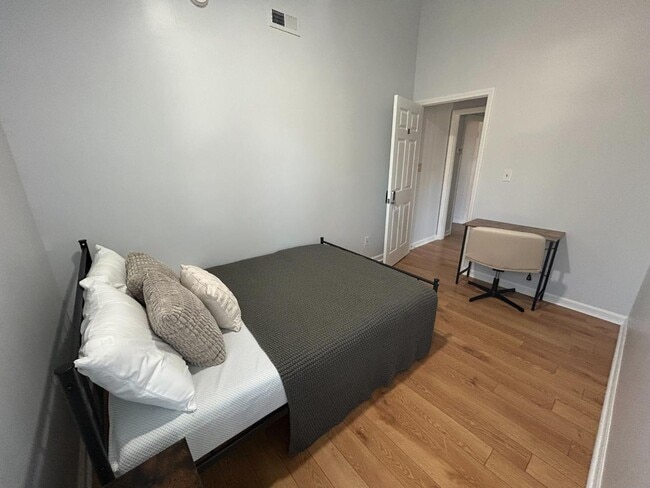 Building Photo - 900 Newcombe Rd