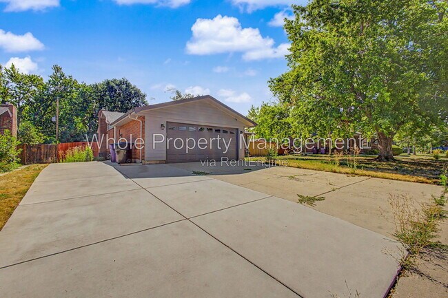 Building Photo - 3404 S Clinton Ct
