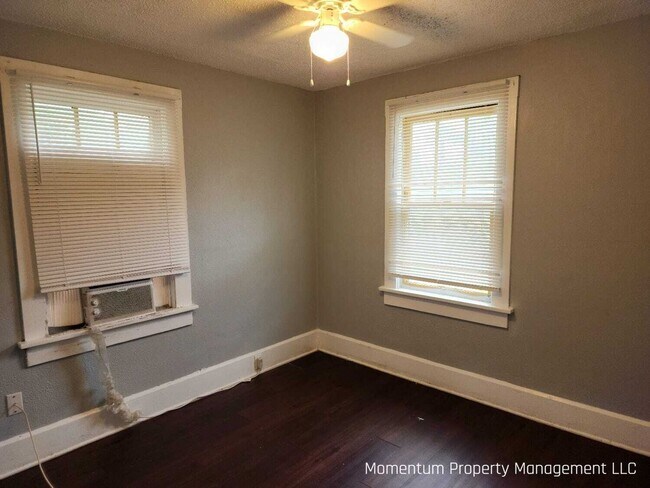 Building Photo - Quaint 2BR/1BA  2nd Floor Apartment- Apply Today- FOR FREE!
