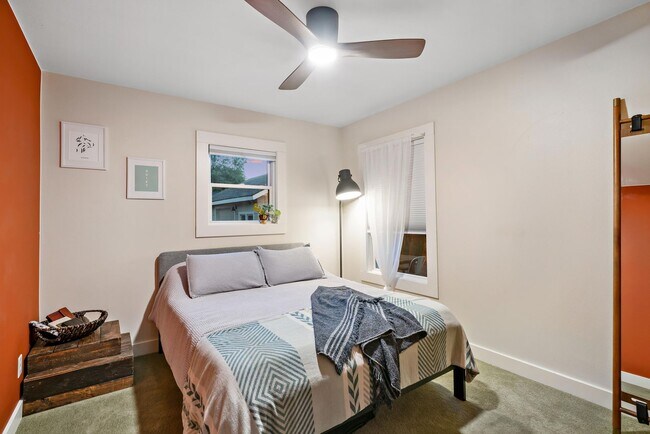 Building Photo - Furnished Downtown Bungalow!