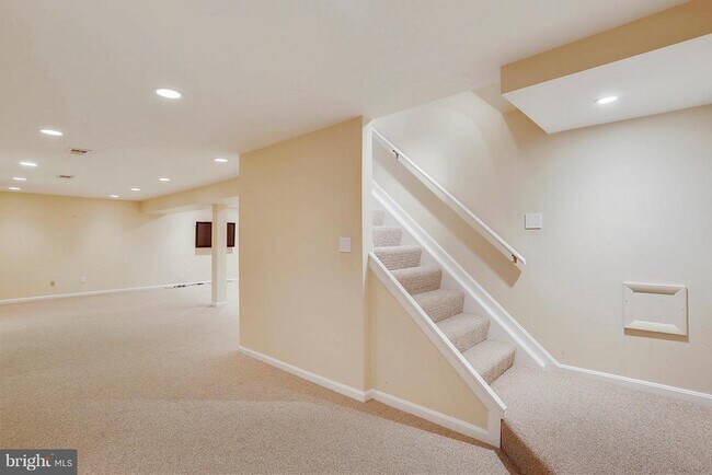 Building Photo - 9801 Clydesdale St