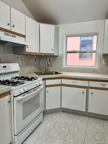 Building Photo - 670 Schenck Ave
