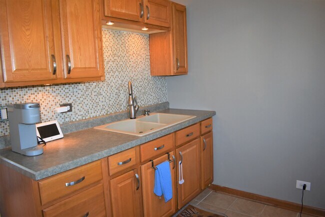Building Photo - 574 Comstock Ave