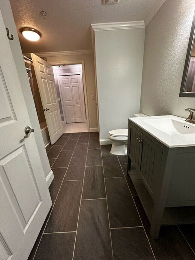 Building Photo - RESORT STYLE LIVING at the Barrington Park Condos!- Beautifully update 2/2 on Ground Floor!