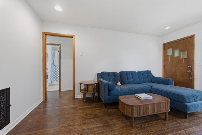 Building Photo - Two Bedroom/One Bathroom Duplex Unit