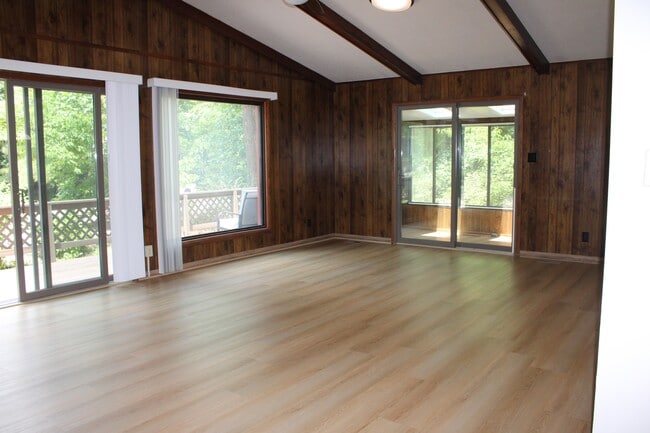 Building Photo - 113 Lake Dr