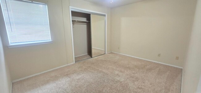 Building Photo - 411 Shadow Oaks Dr
