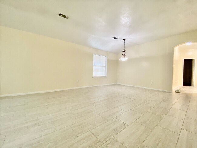 Building Photo - 20334 Linden Tree Dr