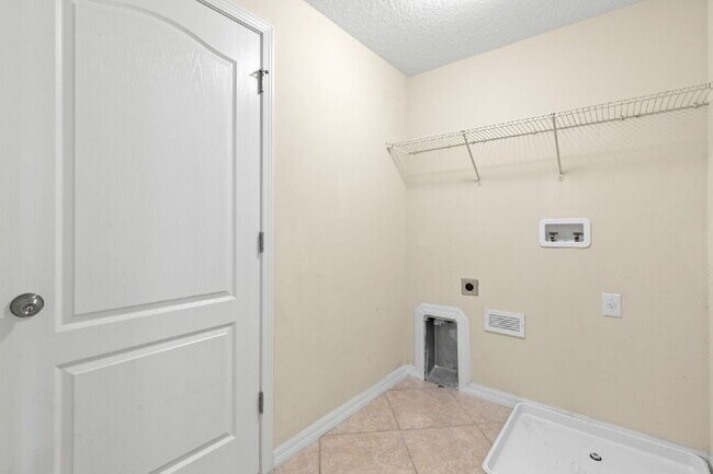 Building Photo - LIKE NEW Town Home For Rent in Wesley Chapel!