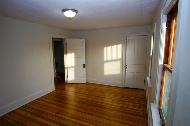 Building Photo - 3 Bedroom Spacious Kenosha Townhouse
