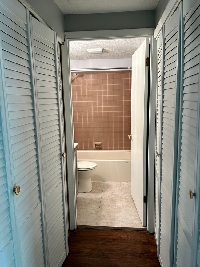 Building Photo - 3 bed 1 bath close to shopping, schools, parks and more!